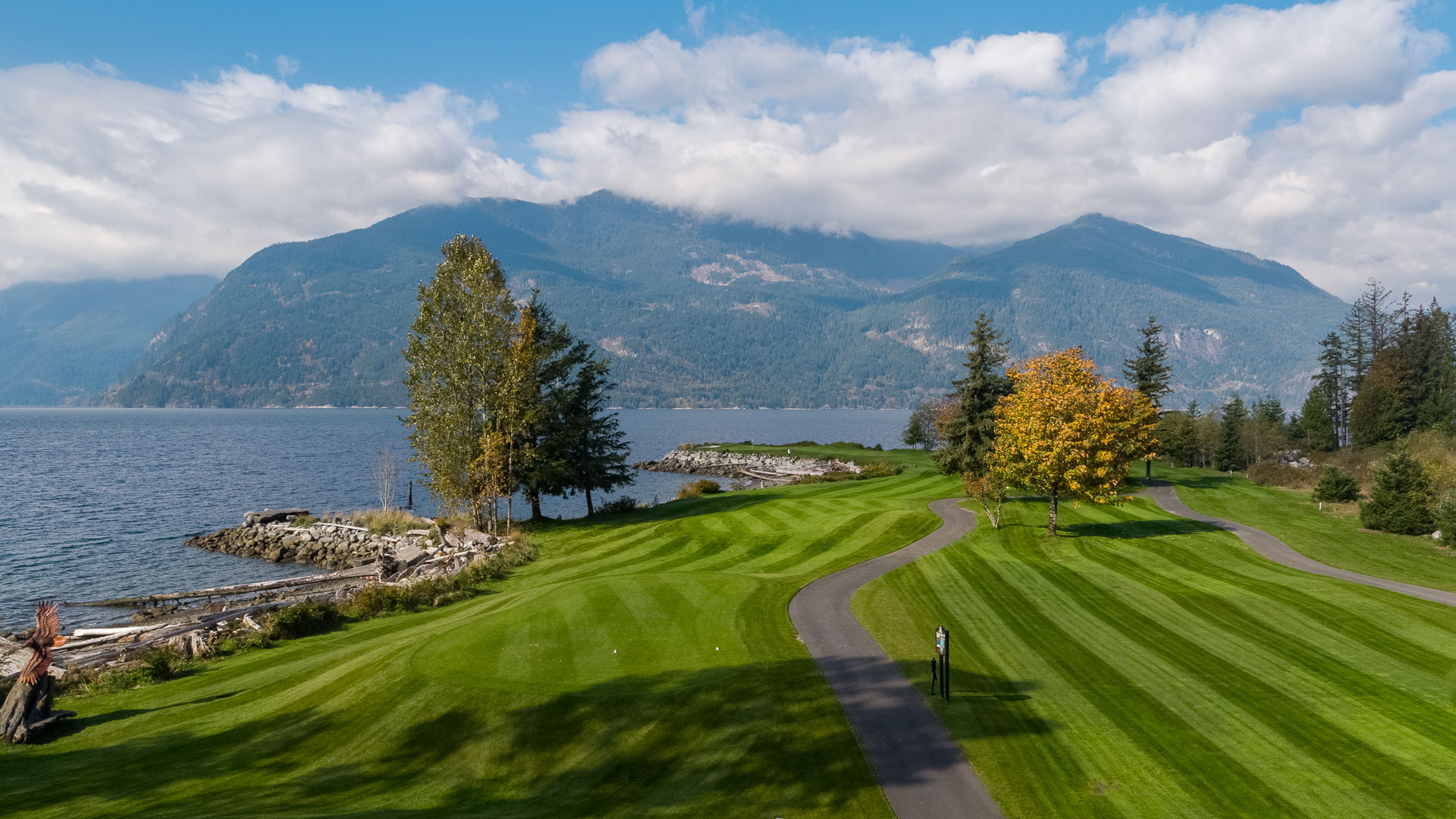 Bí Mật Mùa Thu ở Canada: Những Địa Điểm Lý Tưởng Cho Hành Trình Này Aerial-14th-hole